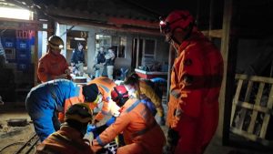 A equipe do Corpo de Bombeiros de Uberlândia realizou manobras de reanimação, mas o homem não resistiu — Crédito