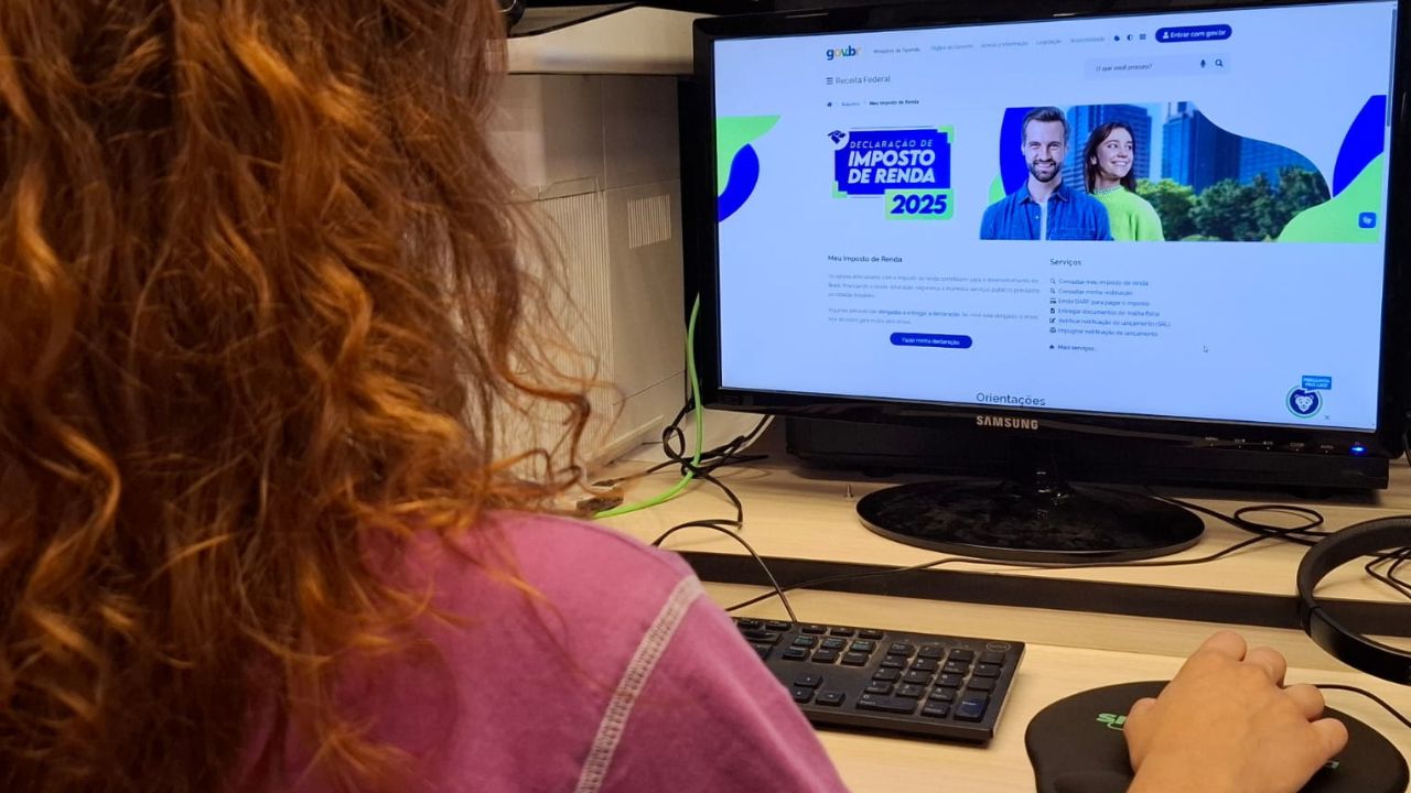 Mulher condultando informações sobre o Imposto de Renda no site