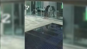 Veja momento em que homens invadem casa de família, em ituiutaba
