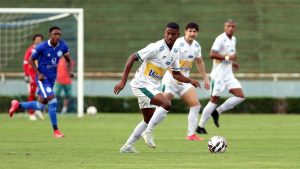 Jogador do Uberlândia Esporte Clube conduzindo bola