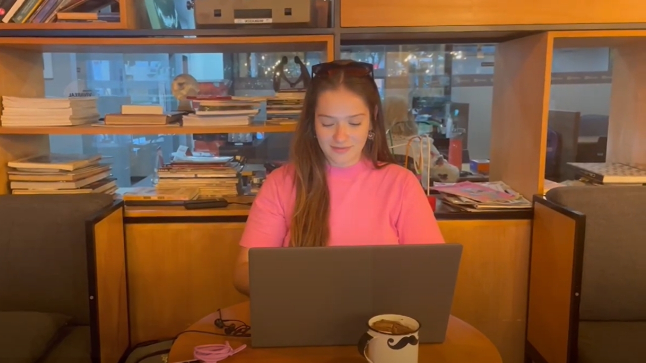 Sarah vive a nova rotina como nômade digital há um mês. Crédito: Camila Moreira