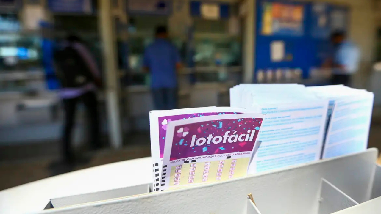 Lotofácil acumula // Foto de bilhetes da Lotofácil em uma loteria