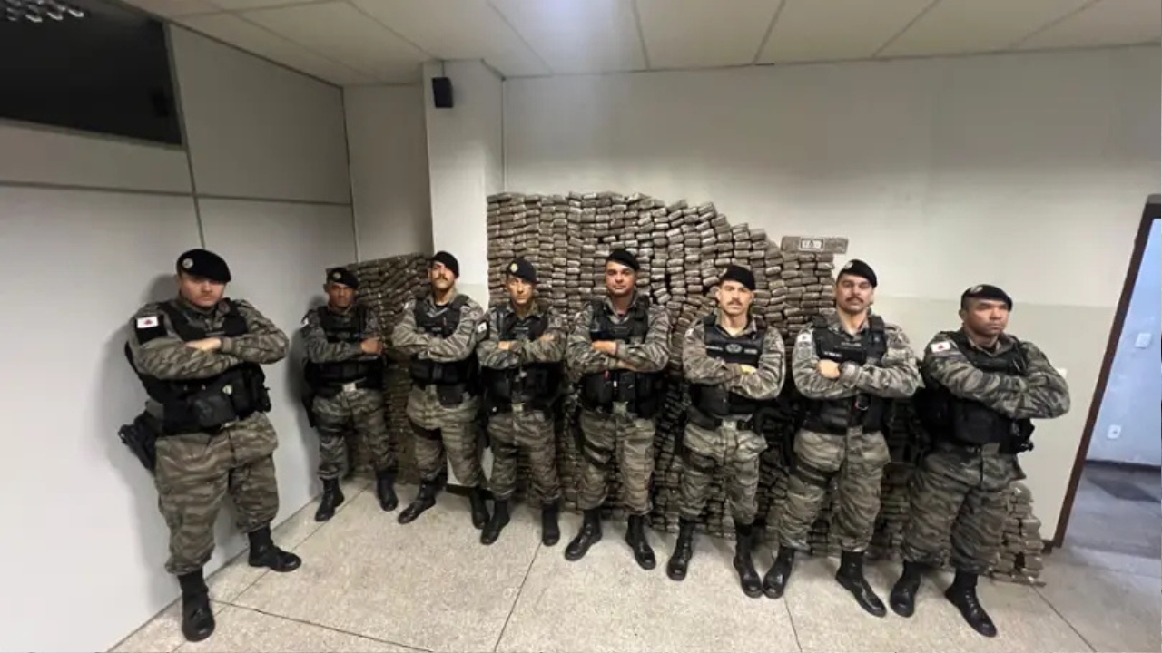 Militares e drogas apreendidas