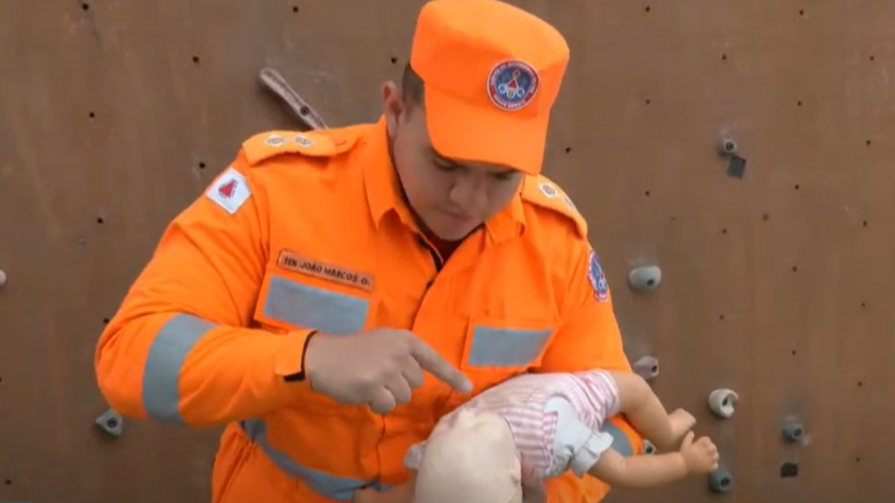 Tenente João Marcos, do Corpo de Bombeiros de Uberlândia explica como realizar manobra de Heimlich Tenente João Marcos, do Corpo de Bombeiros de Uberlândia explica como realizar manobra de Heimlich