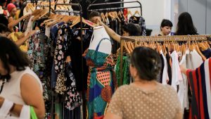Feira promove moda circular em Uberlândia