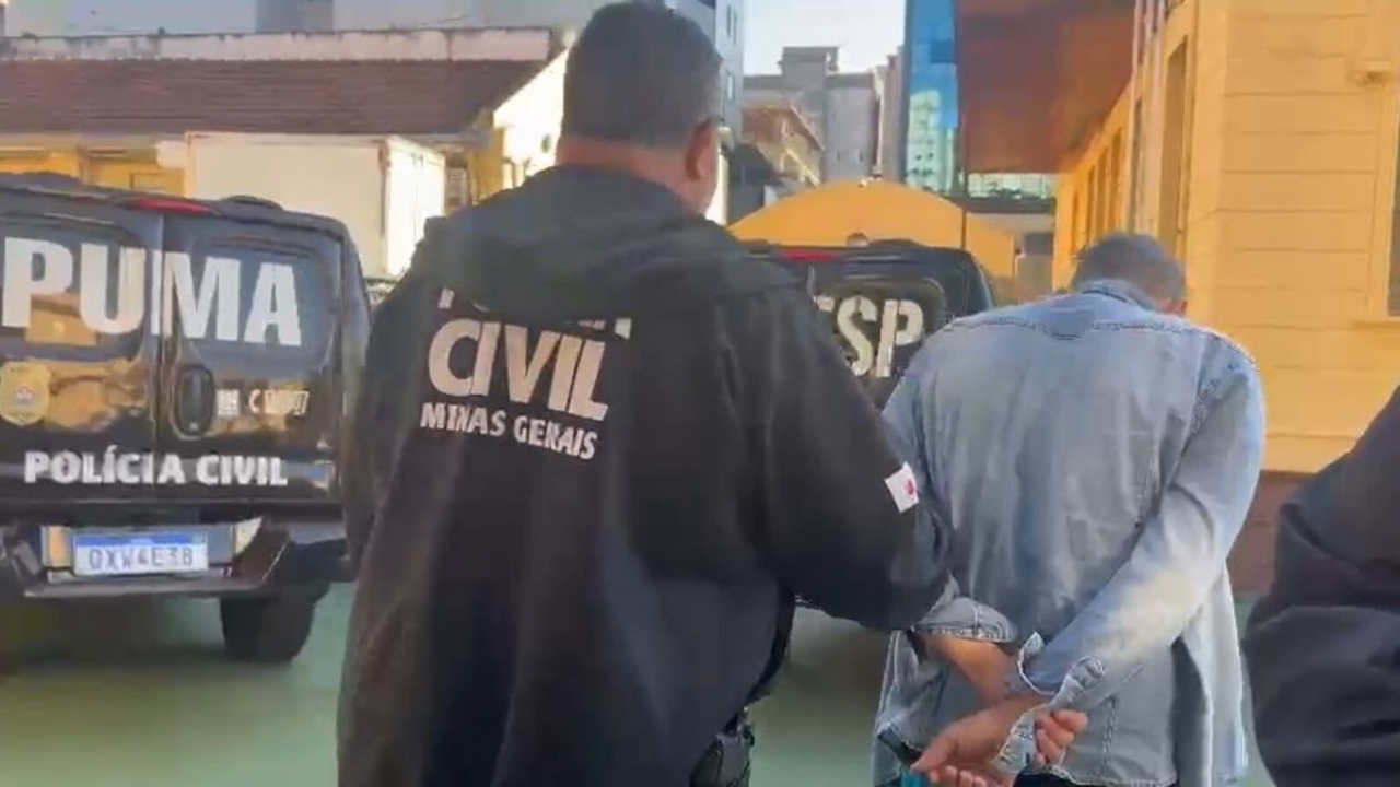 Homem sendo preso após cometer fraudes bancárias Homem sendo preso após cometer fraudes bancárias