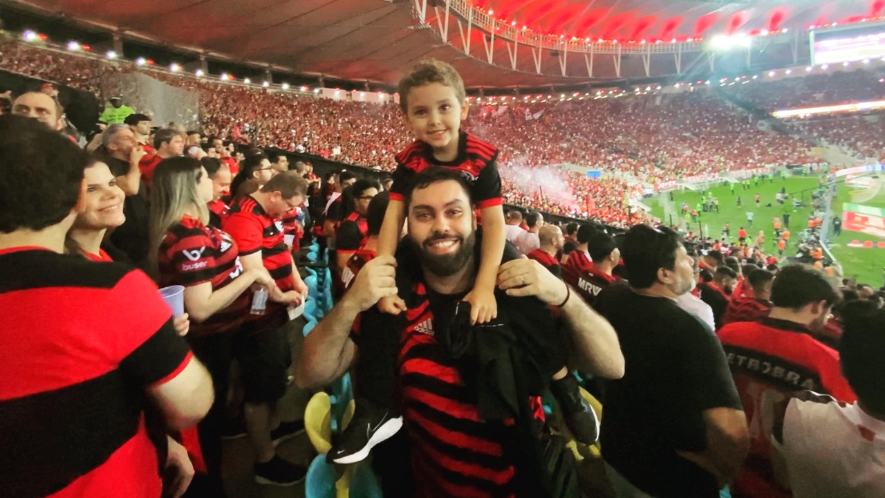 Do berço à arquibancada: pai transforma paixão pelo futebol em legado familiar Do berço à arquibancada: pai transforma paixão pelo futebol em legado familiar