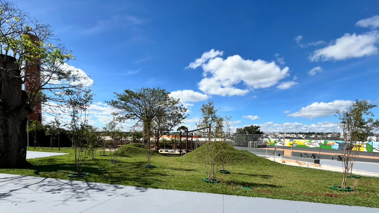 Praça das Paineiras é fruto de uma iniciativa de revitalização urbana que valoriza o espaço público e a convivência comunitária em Uberlândia Praça das Paineiras é fruto de uma iniciativa de revitalização urbana que valoriza o espaço público e a convivência comunitária em Uberlândia