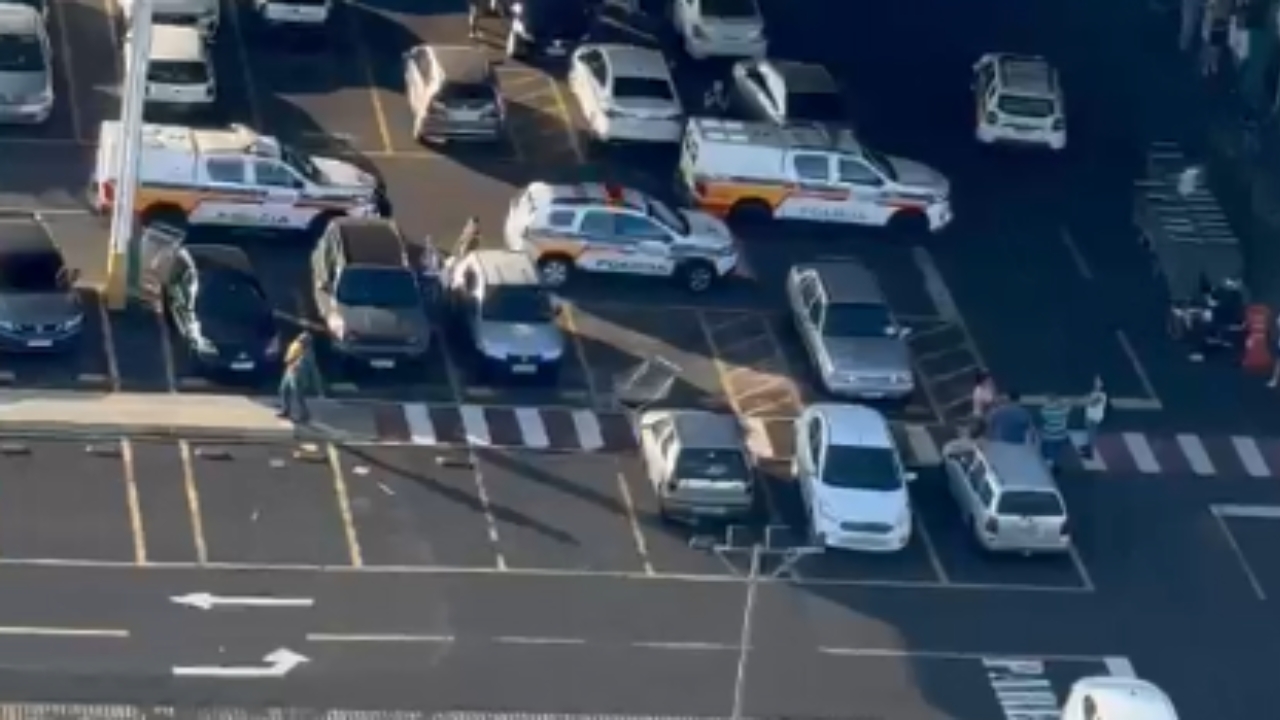 Assaltantes trocam tiros com a polícia após roubo de carro e são presos dentro de supermercado em Uberlândia Assaltantes trocam tiros com a polícia após roubo de carro e são presos dentro de supermercado em Uberlândia