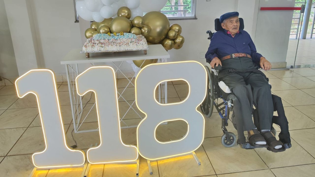 Levino da Costa de Jesus, o possível homem mais velho do mundo, completou 118 anos no início de maio e vive atualmente na Cidade Ozanan Levino da Costa de Jesus, o possível homem mais velho do mundo, completou 118 anos no início de maio e vive atualmente na Cidade Ozanan