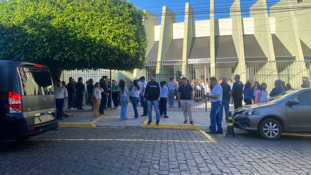 A despedida da adolescente morta dentro da sala de aula foi marcada pela presença de amigos e familiares. Crédito: Gabriela Francis A despedida da adolescente morta dentro da sala de aula foi marcada pela presença de amigos e familiares. Crédito: Gabriela Francis