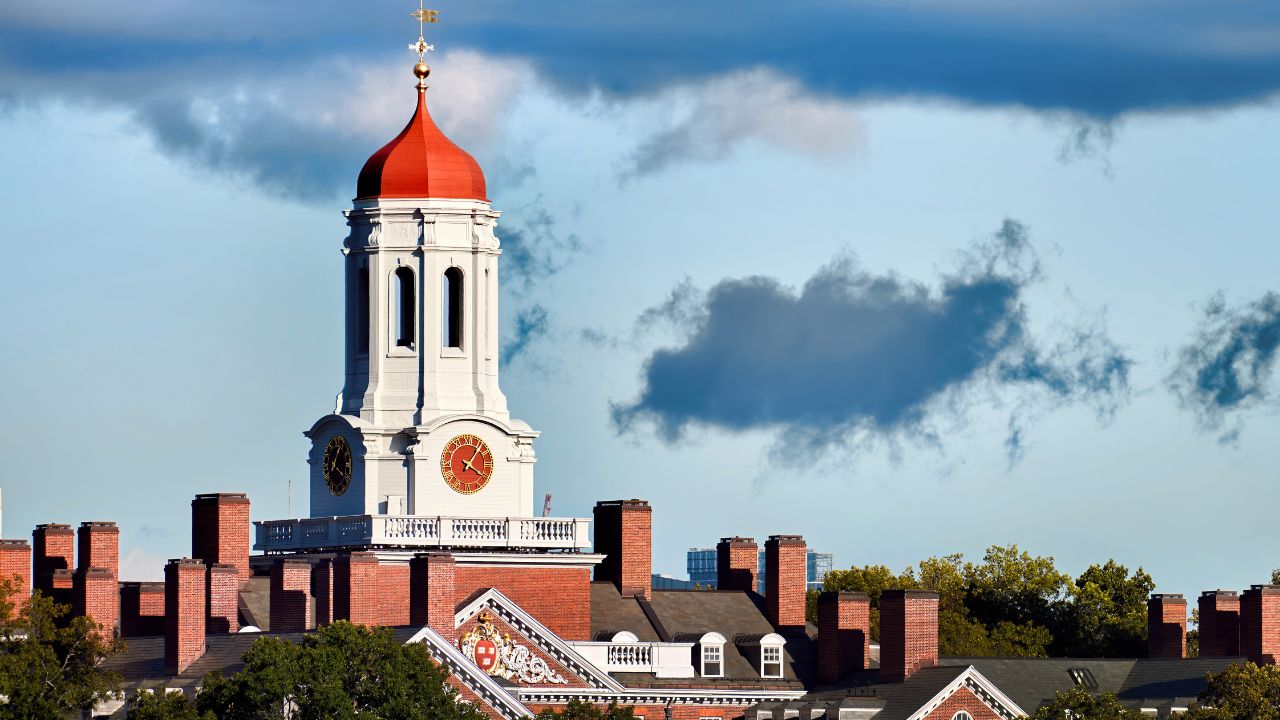 topo de prédio na Universidade de Harvard