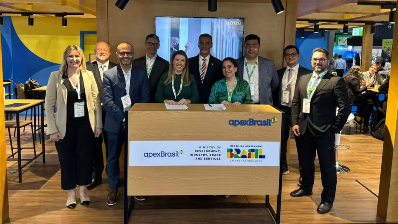 prefeita-uberaba-holanda A prefeita de Uberaba, Elisa Araújo, durante assinatura do contrato de R$ 7,8 bilhões com a empresa Atome, em Roterdã