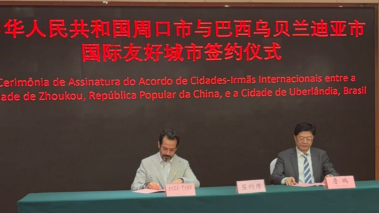 secretario-uberlandia-china secretário de Desenvolvimento Econômico e Inovação de Uberlândia, Fabiano Alves, representa o município na assinatura do memorando de “Cidade Amiga”