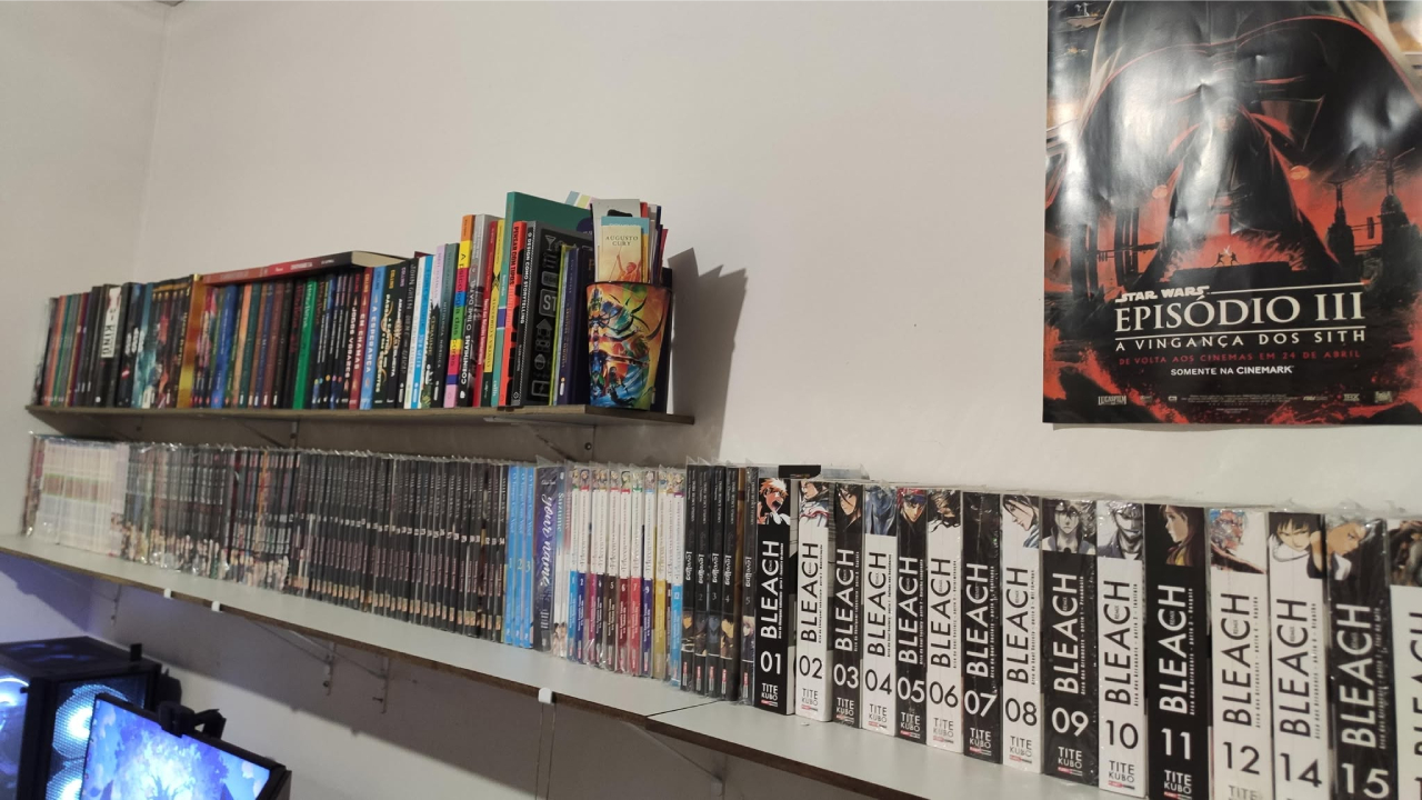 dia-do-orgulho-geek Antonio tem uma grande coleção com mais mangás, quadrinhos, posters e outros itens