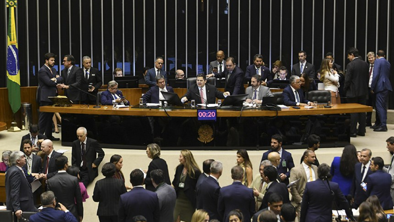 Interior do Congresso Nacional onde parlamentares discutiam a criação da CPMI do INSS