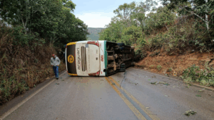 Rodovia MG-188 fica interditada após acidente entre ônibus e carreta