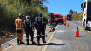 O impacto da batida entre o carro e o caminhão fez com que a vítima, de 39 anos, fosse lançada para fora do veículo e morresse no local