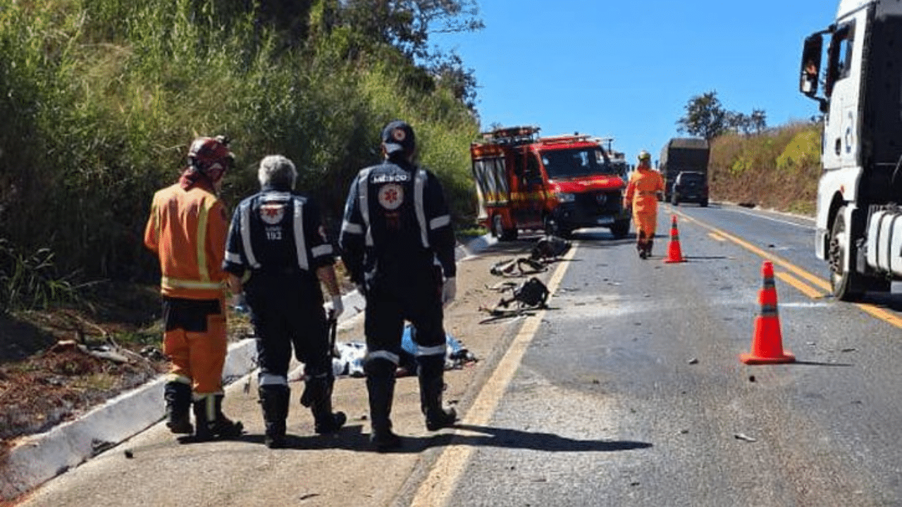 O impacto da batida entre o carro e o caminhão fez com que a vítima, de 39 anos, fosse lançada para fora do veículo e morresse no local