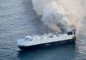 Navio cargueiro com 3 mil carros pega fogo e é abandonado no Pacífico