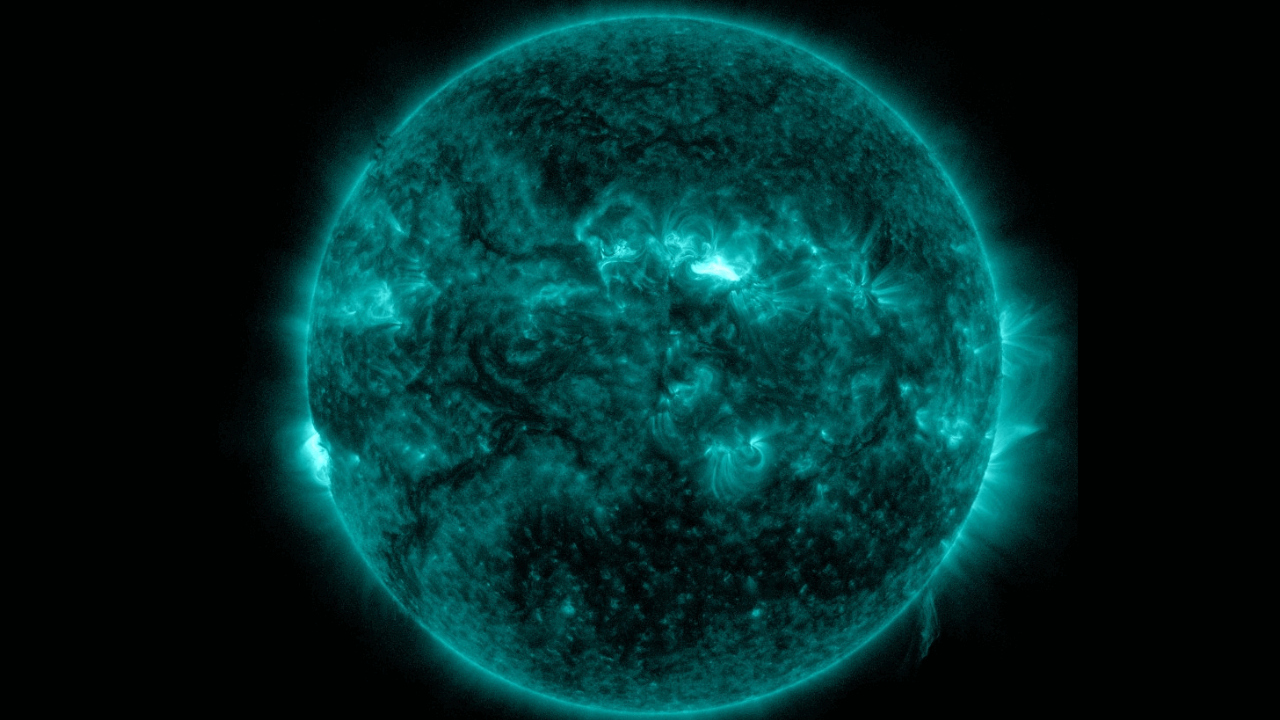 As manchas solares 4114 e 4115 entraram em erupção em rápida sucessão em 17 de junho, produzindo juntas uma explosão solar de classe X1.2 (2149 UTC).
