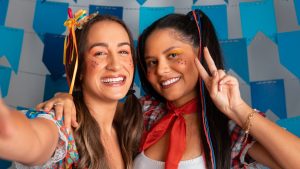 duas amigas curtindo e enviando frases de festa junina