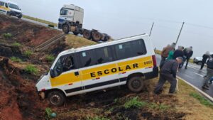 acidente com van escolar em Uberlândia