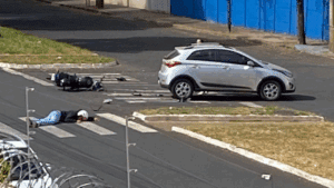Motociclista é atingido por carro e ferido na Avenida César Finotti, em Uberlândia