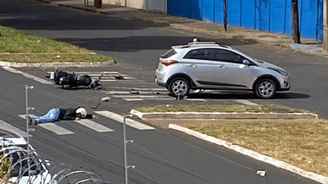 Motociclista é atingido por carro e ferido na Avenida César Finotti, em Uberlândia