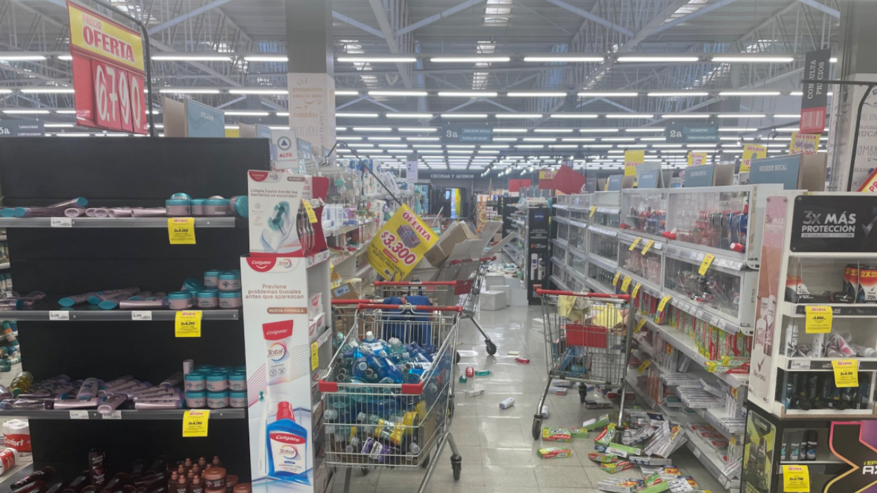 Imagens do momento exato do terremoto no chile registram supermercados com produtos espalhados pelo chão, escritórios desorganizados e casas com vidros estilhaçados