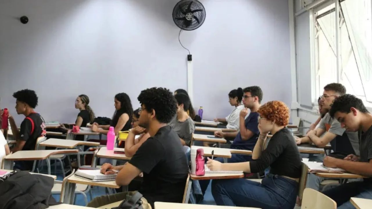 Alunos em sala de aula estudando. ProUni.