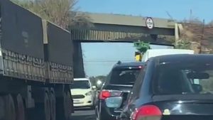 Caminhão fica preso no pontilhão da BR-365