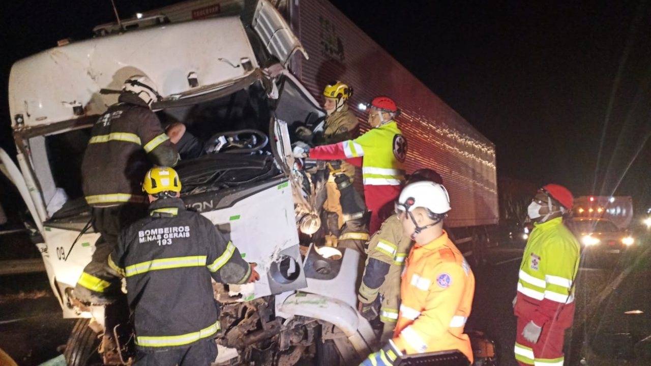 Caminhoneiro fica gravemente ferido e é resgatado pelo Corpo de Bombeiros