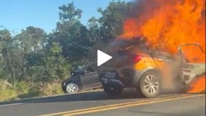 dois carros: um com a frente destrupida pelo acidente na BR-365 e outro completamente em chamas