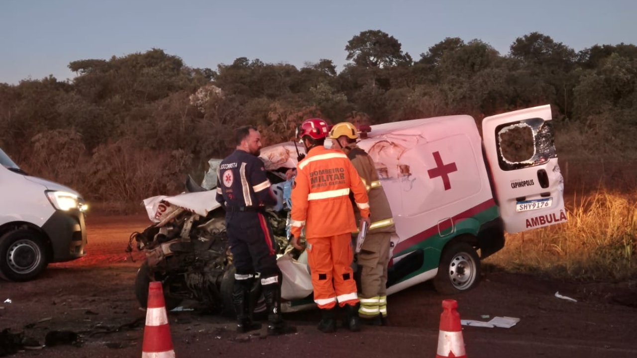 Acidente na MGC-154 entre ambulância e carreta Acidente na MGC-154 entre ambulância e carreta