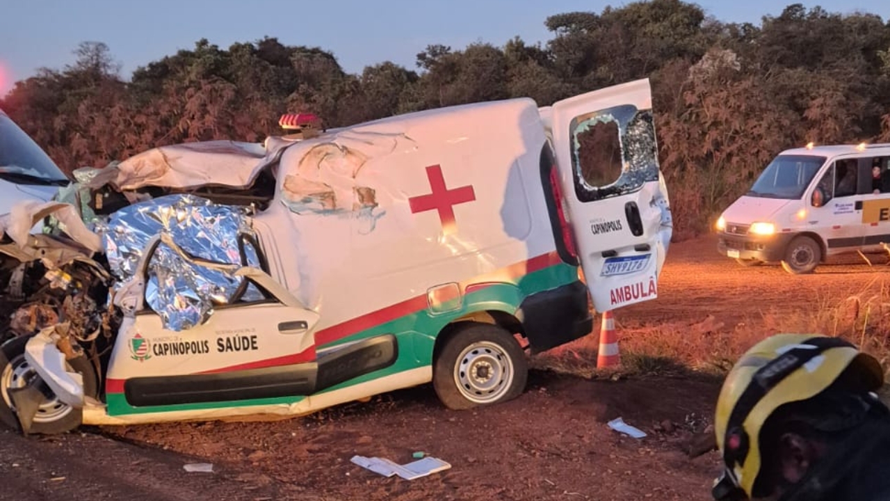Acidente na MGC-154 entre ambulância e carreta Acidente na MGC-154 entre ambulância e carreta
