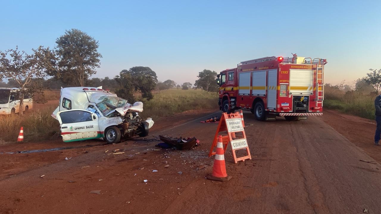 Acidente na MGC-154 entre ambulância e carreta Acidente na MGC-154 entre ambulância e carreta