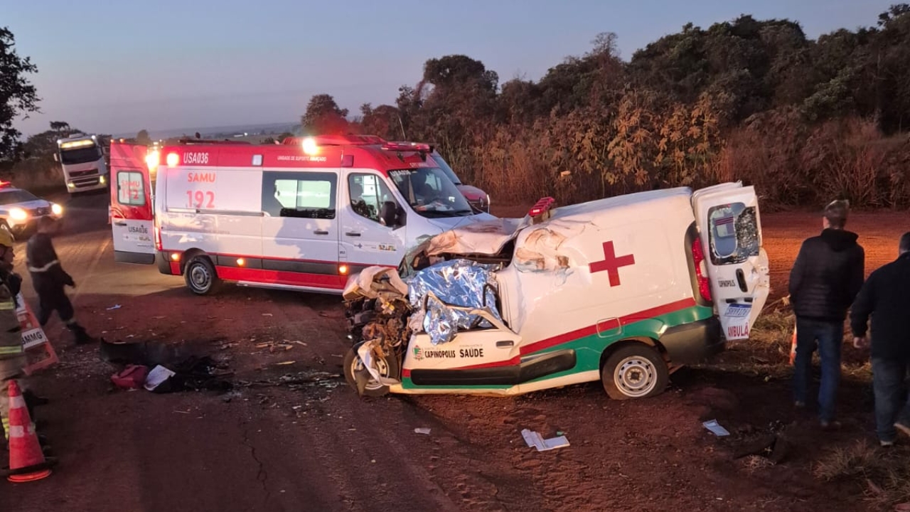Acidente na MGC-154 entre ambulância e carreta Acidente na MGC-154 entre ambulância e carreta