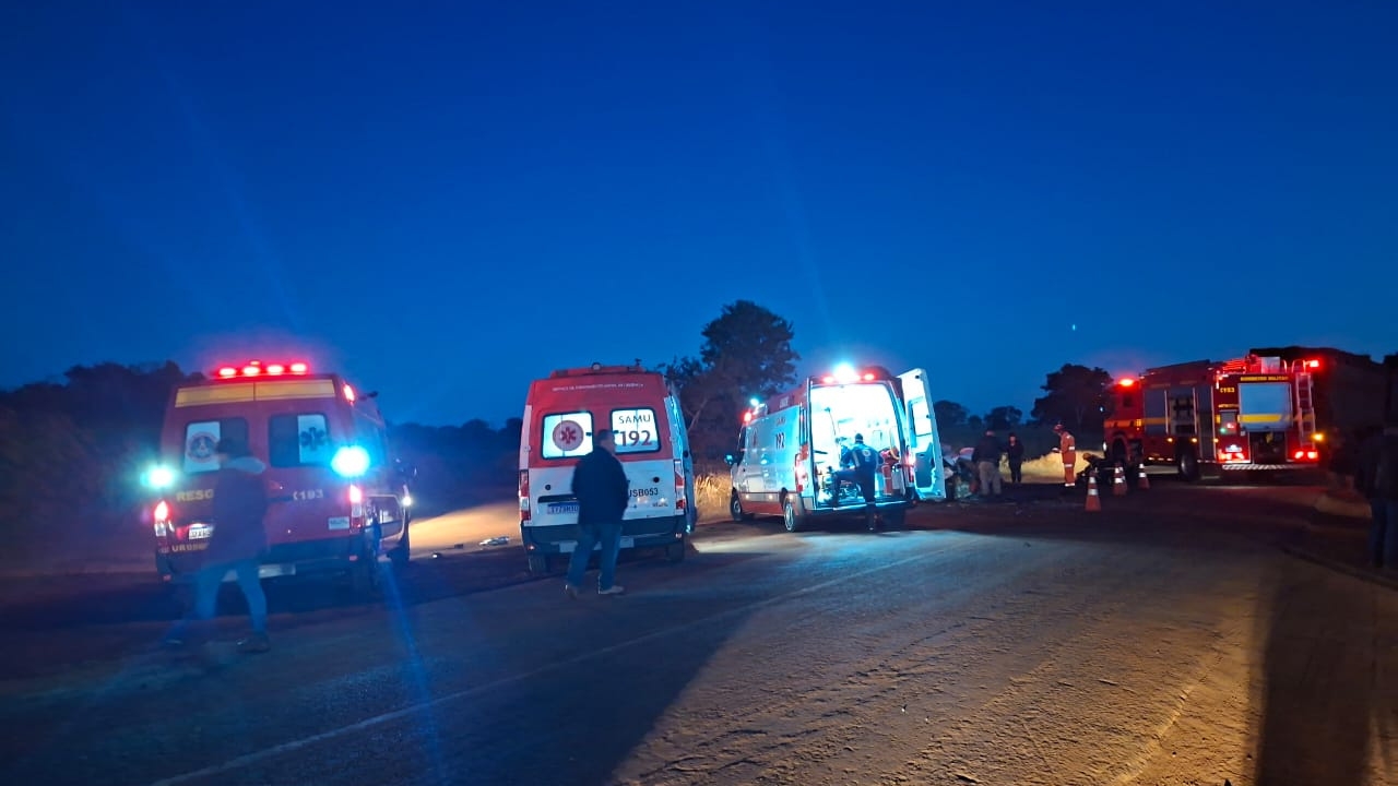 Acidente na MGC-154 entre ambulância e carreta Acidente na MGC-154 entre ambulância e carreta