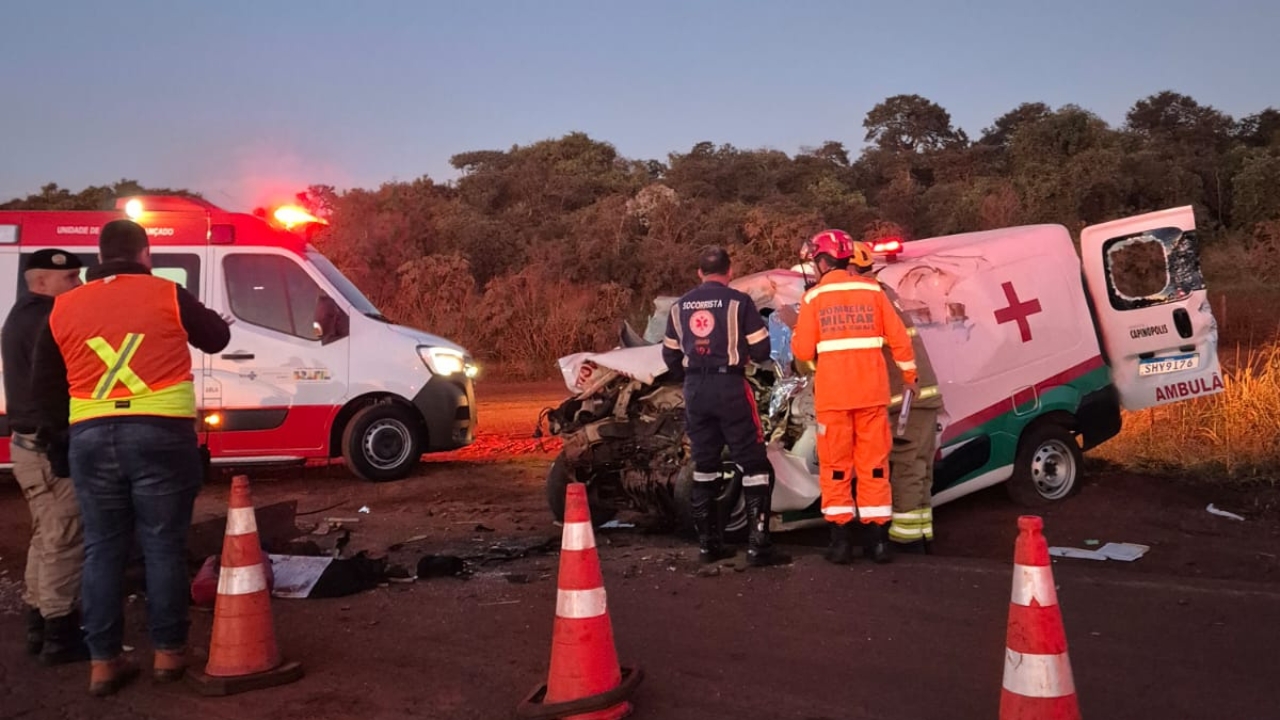 Acidente na MGC-154 entre ambulância e carreta Acidente na MGC-154 entre ambulância e carreta