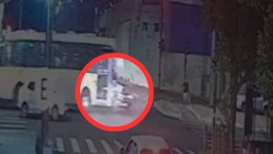 Circuito de segurança, com vista para uma avenida movimentada do bairro Santa Mônica, flagrou um acidente entre um ônibus e um carro