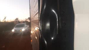 Caminhão com marca de acidente