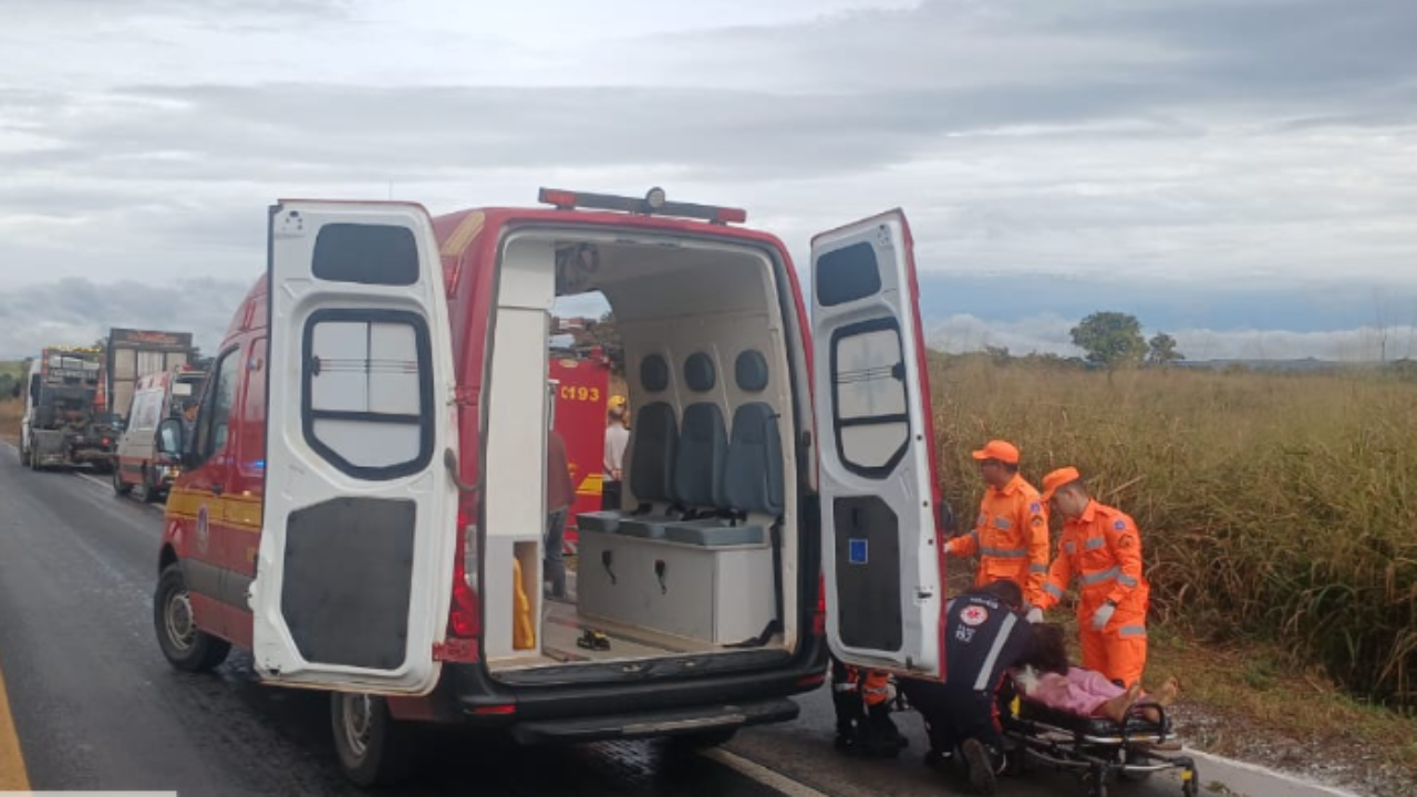 acidentes-em-patos-de-minas-e-regiao Imagem ilustra um resgate do Corpo de Bombeiros devido a um aumento nos acidentes em Patos de Minas e região com a chegada de uma frente fria e chuvas pela manhã