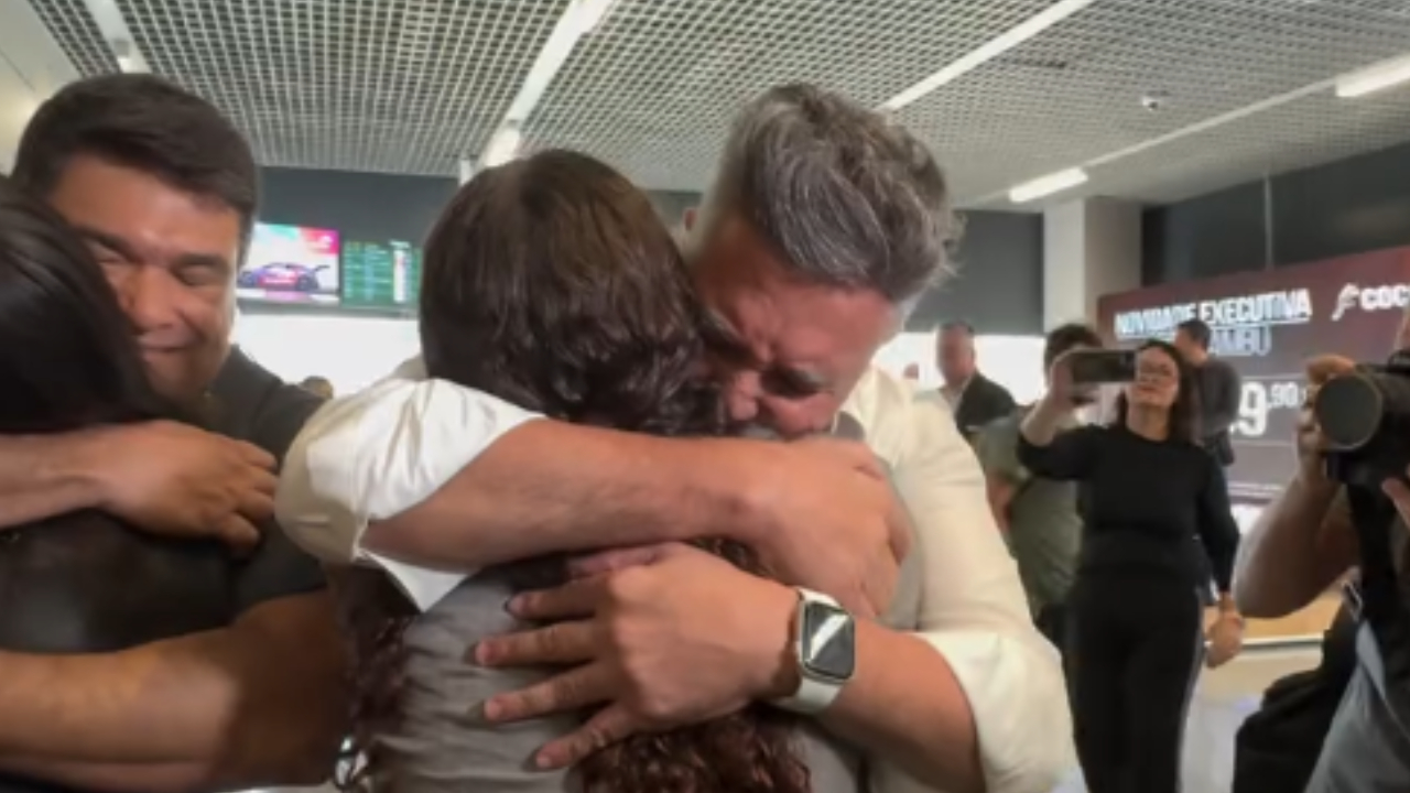 prefeito-de-bh-chega-em-belo-horizonte Álvaro Damião abraçando familiar ao chegar em aeroporto de Belo Horizonte