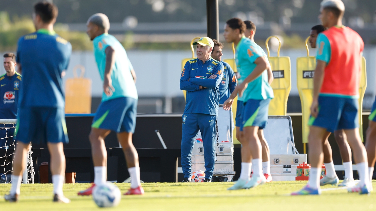 Ancelotti durante treino da seleção