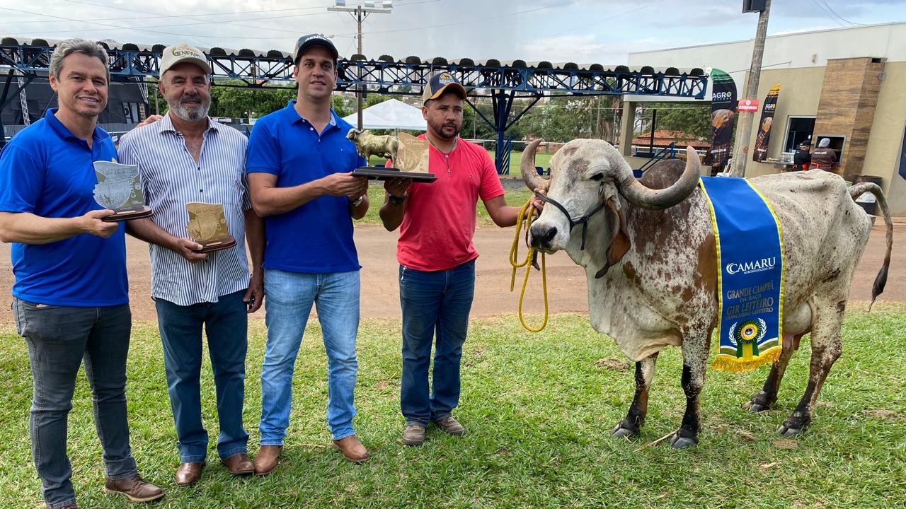 Caio Cunha ao lado da grande campeã do Camaru Caio Cunha ao lado da grande campeã do Camaru