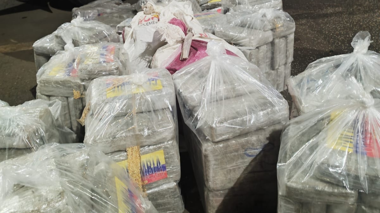 PRF flagra apreensão de maconha em Uberaba com mais de 300 kg em meio a farelo