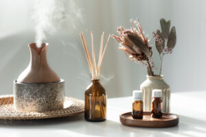 Aromaterapia utliza óleos essenciais para ajudar com estresse, ansiedade, insônia e muitos outros.