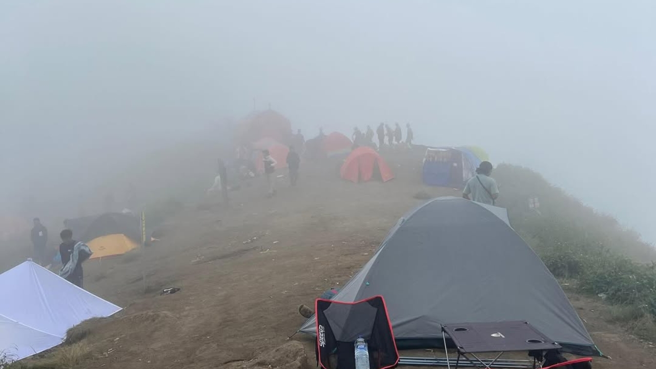 Neblina em trilha de vulcão