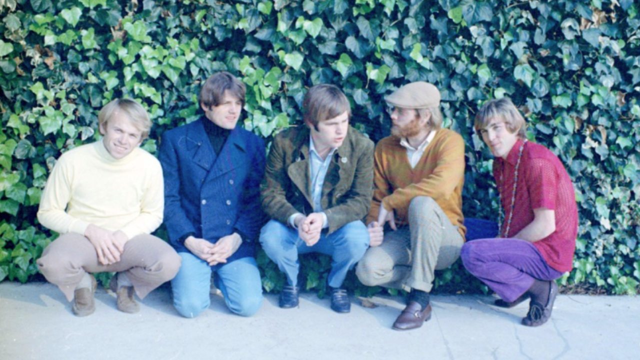 Formada em 1961, a banda Beach Boys revolucionou o rock com harmonias vocais e inovação em estúdio
